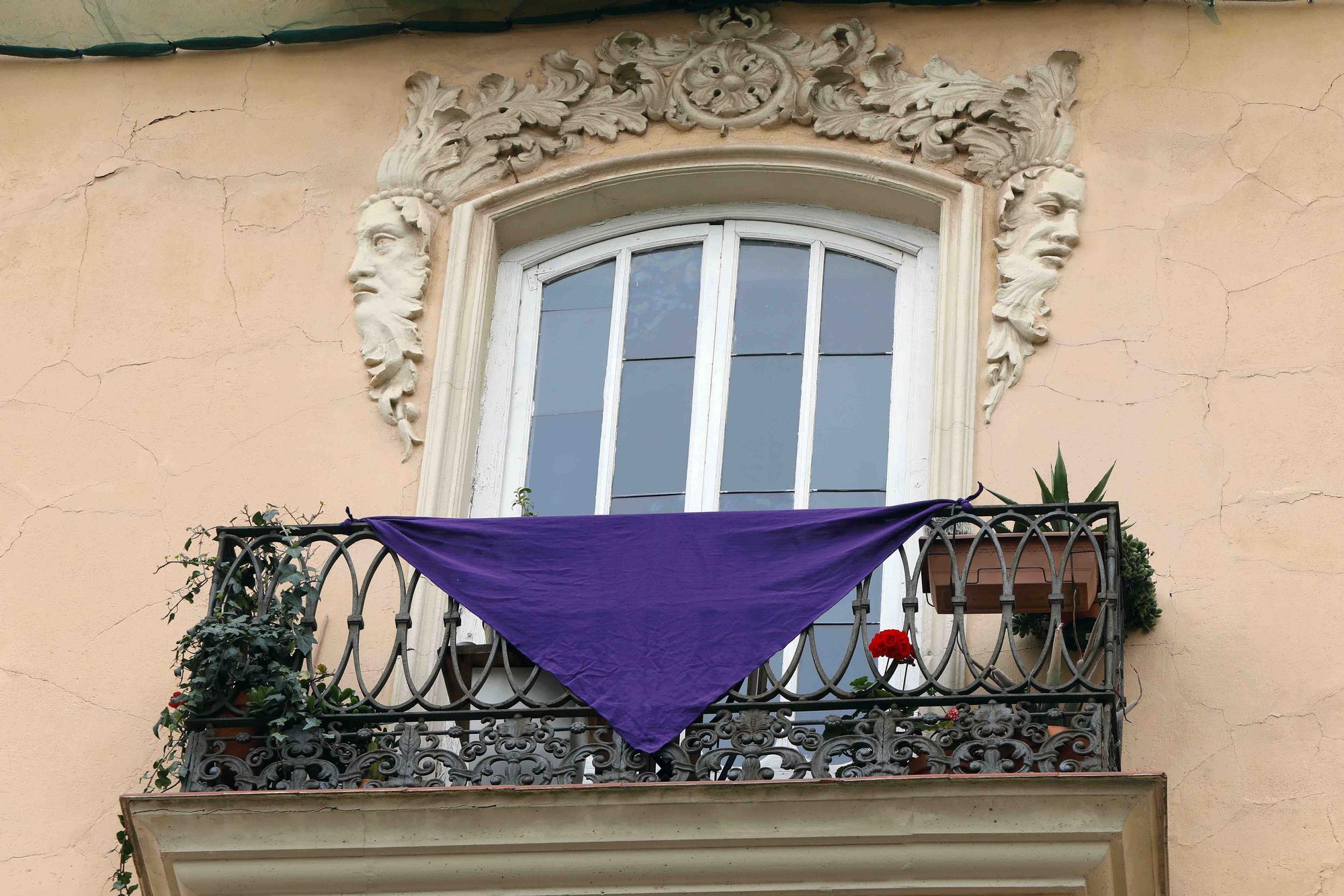 València engalana sus balcones por el 8M