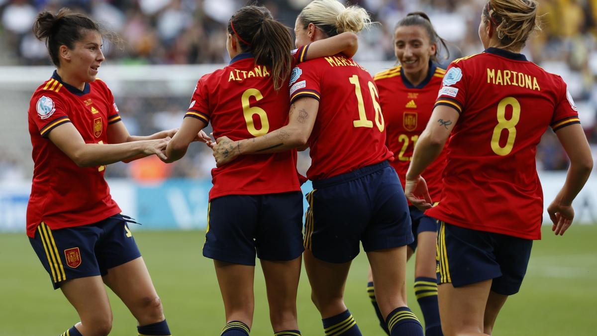 Les jugadores de la selecció espanyola celebren el gol d&#039;Aitana