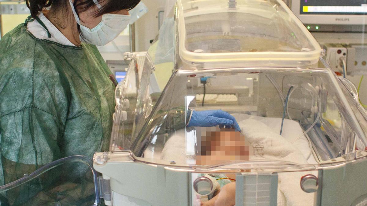 Un bebé en la UCI neonatal del Hospital del Vinalopó.