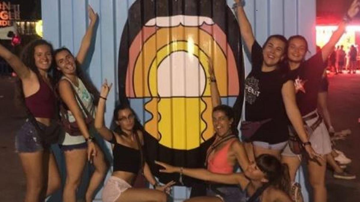 Aitana y sus amigas en el Arenal Sound de 2017, cuando era 'sounder'