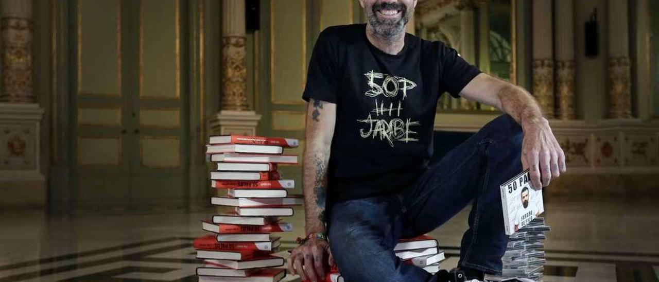 Pau Donés, con ejemplares de su libro, &quot;50 palos&quot;. / Susana Sáez