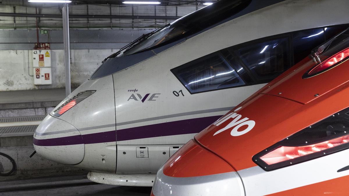 Un AVE y un Iryo, uno al lado del otro, en los andenes de la estación de Sants con destino a Madrid, el martes