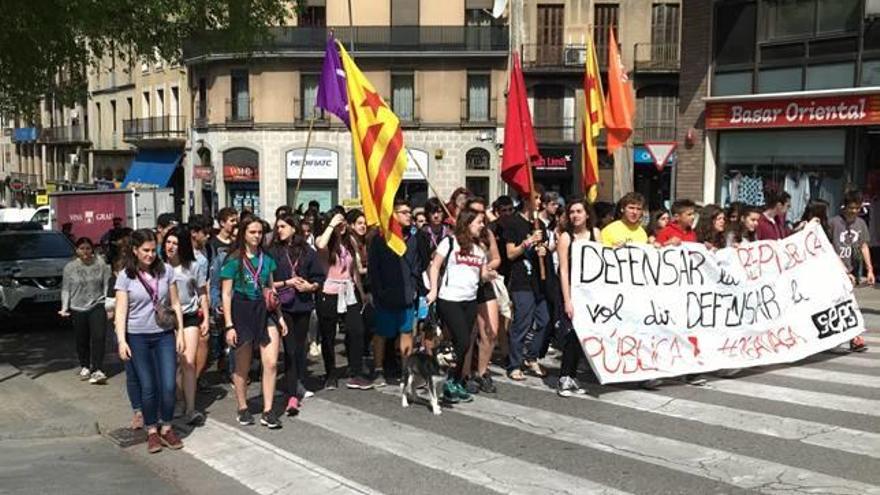 Els manifestants arribant a la plaça d&#039;Europa, ahir al migdia