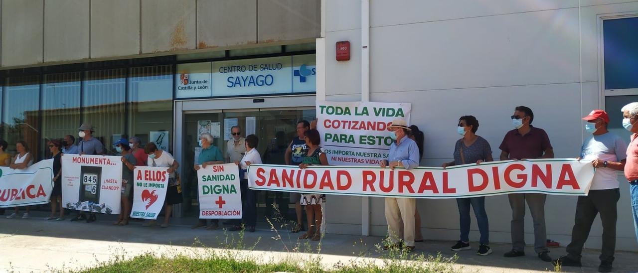 Concentración de ayer frente al centro consultorio de Bermillo de Sayago.