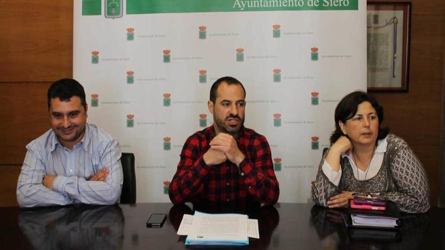 Por la izquierda, Javier Rodríguez, Ángel García y Natividad Álvarez, durante la presentación del acto del viernes.