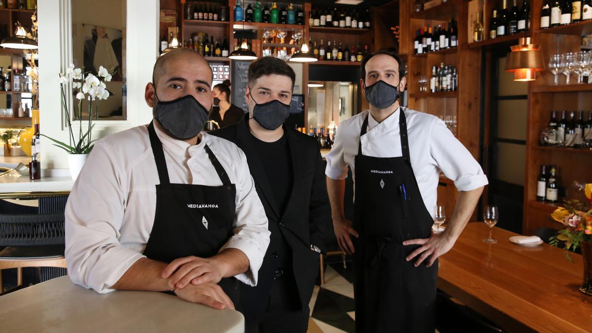 Iván Castro, dueño de Mont Bar, junto a los cocineros Jaume Marambio, izquierda, y Fran Agudo.