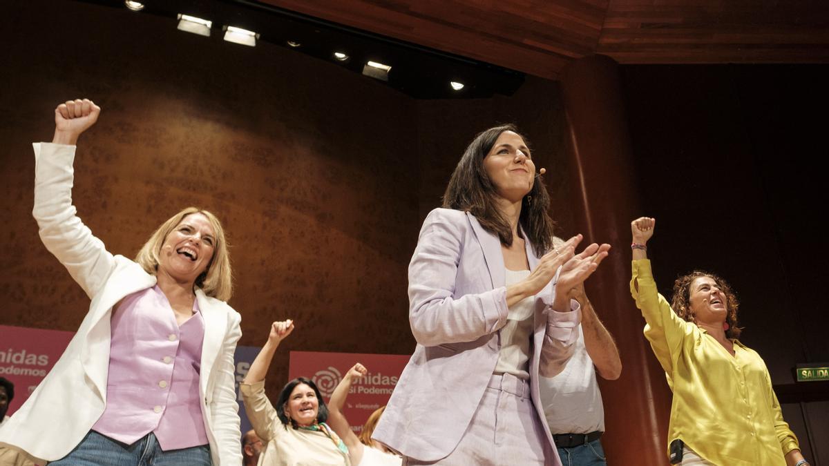 Ione Belarra (centro), flanqueada por Noemí Santana (izquierda) y Gemma Martínez, en el acto celebrado este domingo.