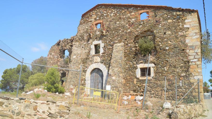 La façana principal del castell de Vilamanicle, un casal fortificat documentat del segle XII