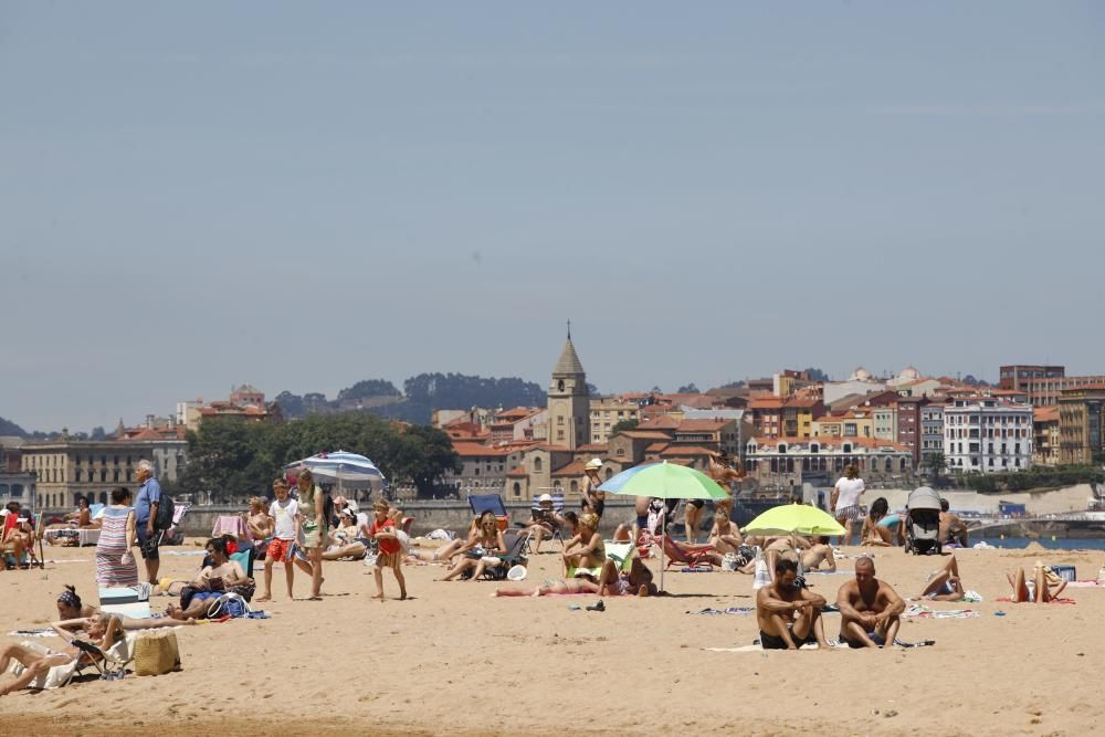 Cerrada la playa de San Lorenzo por completar su aforo de bañistas