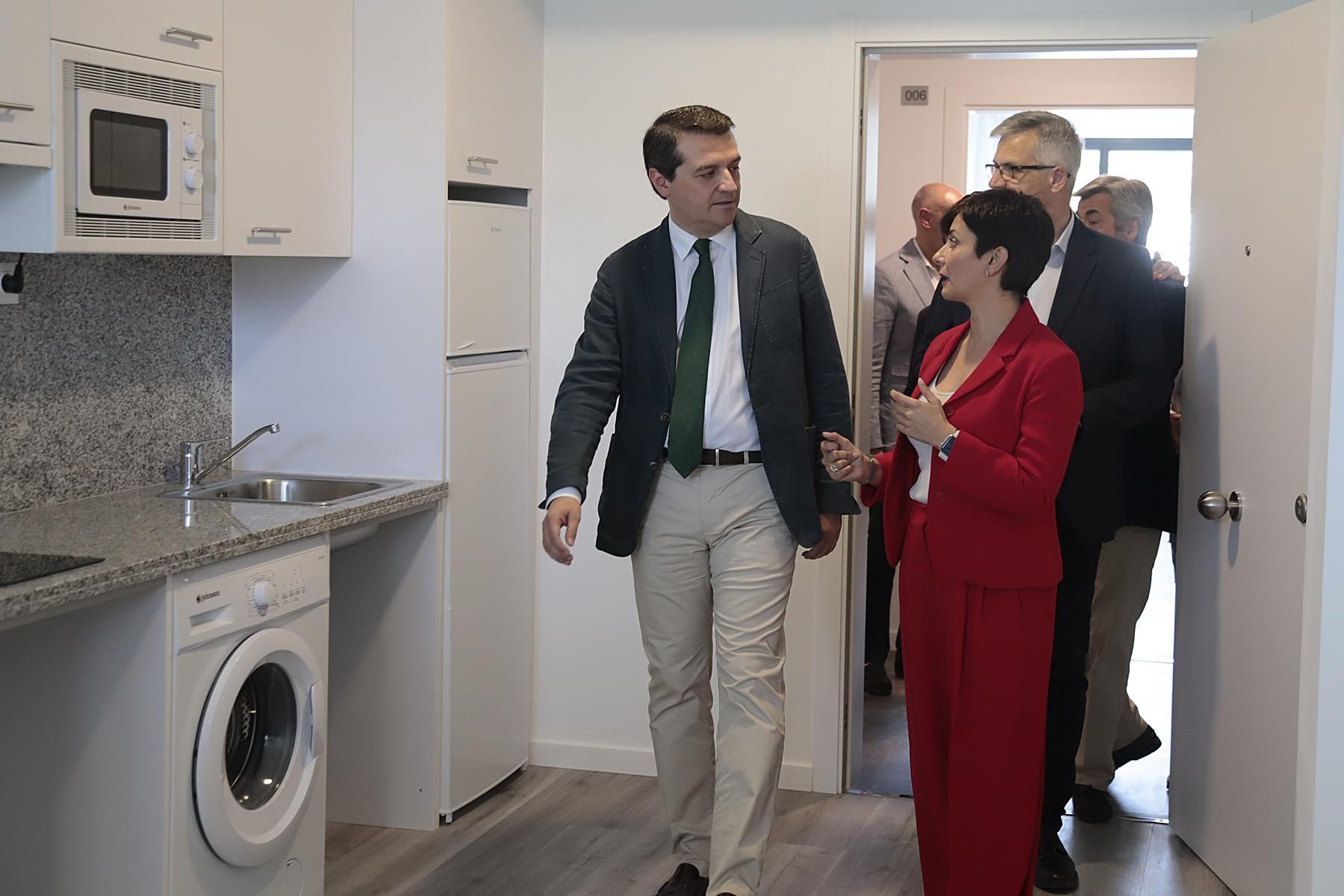 La ministra Isabel Rodríguez visita las viviendas de alquiler de mayores de Sama Naharro