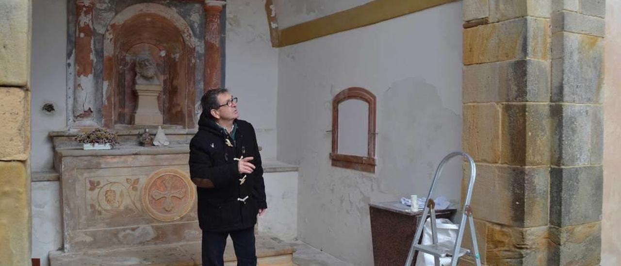 Luis Montoto, en el interior de la capilla del cementerio de Lastres, donde le practicaron la autopsia al cadáver.