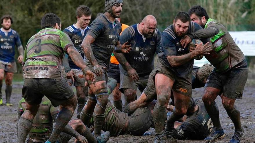 Una acción del Real Oviedo Rugby ayer en El Naranco.