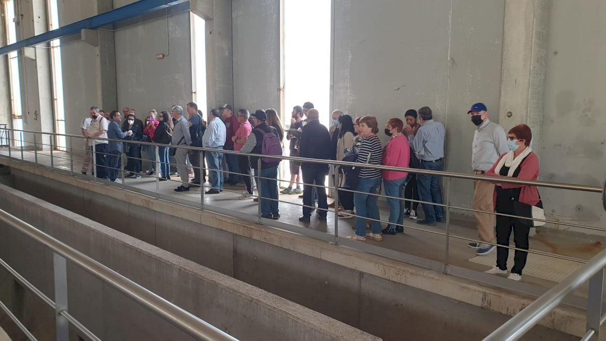 Visita de vecinos de Alcàsser a la EDAR L&#039;Alacantí.