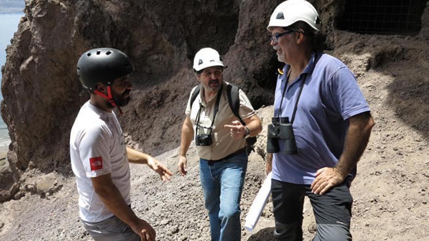 Ismael Solaz (c), junto a José de León (dcha) e Iván Suárez, ayer.