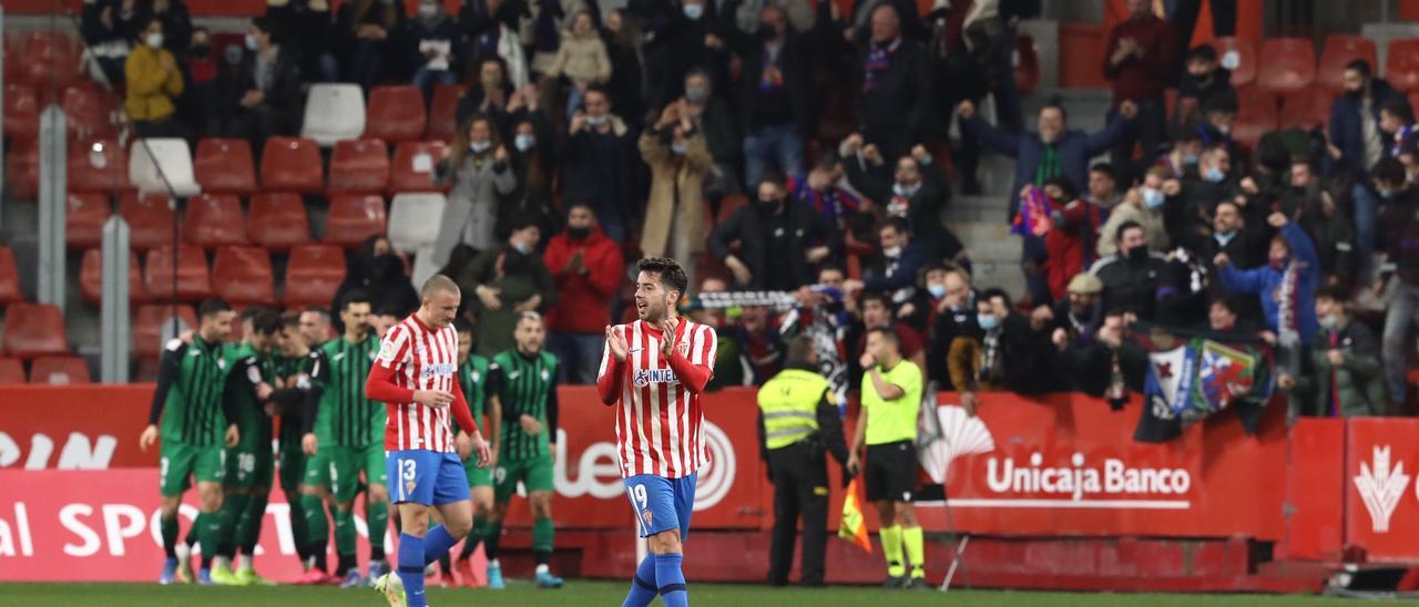 Jony anima a sus compañeros tras encajar el 0-1 en el Sporting-Eibar