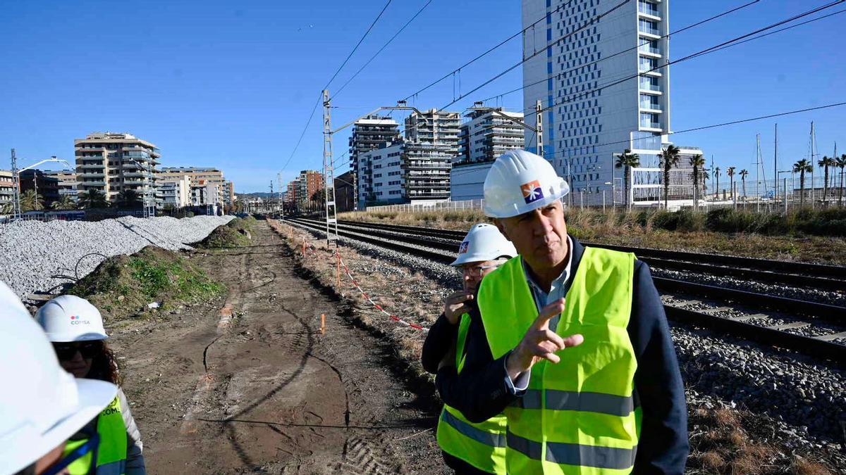 El alcalde Albiol y el gerente del Port de Badalona, Imanol Sanz, durante la visita a las obras del viaducto ferroviario que permitirá abrir el canal del Gorg