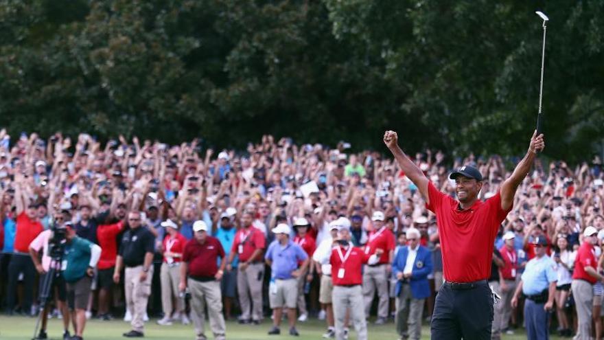 Tiger Woods celebra su victoria