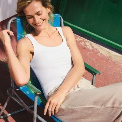 El top con sujetador de Uniqlo que las mujeres con mucho pecho compran sin parar