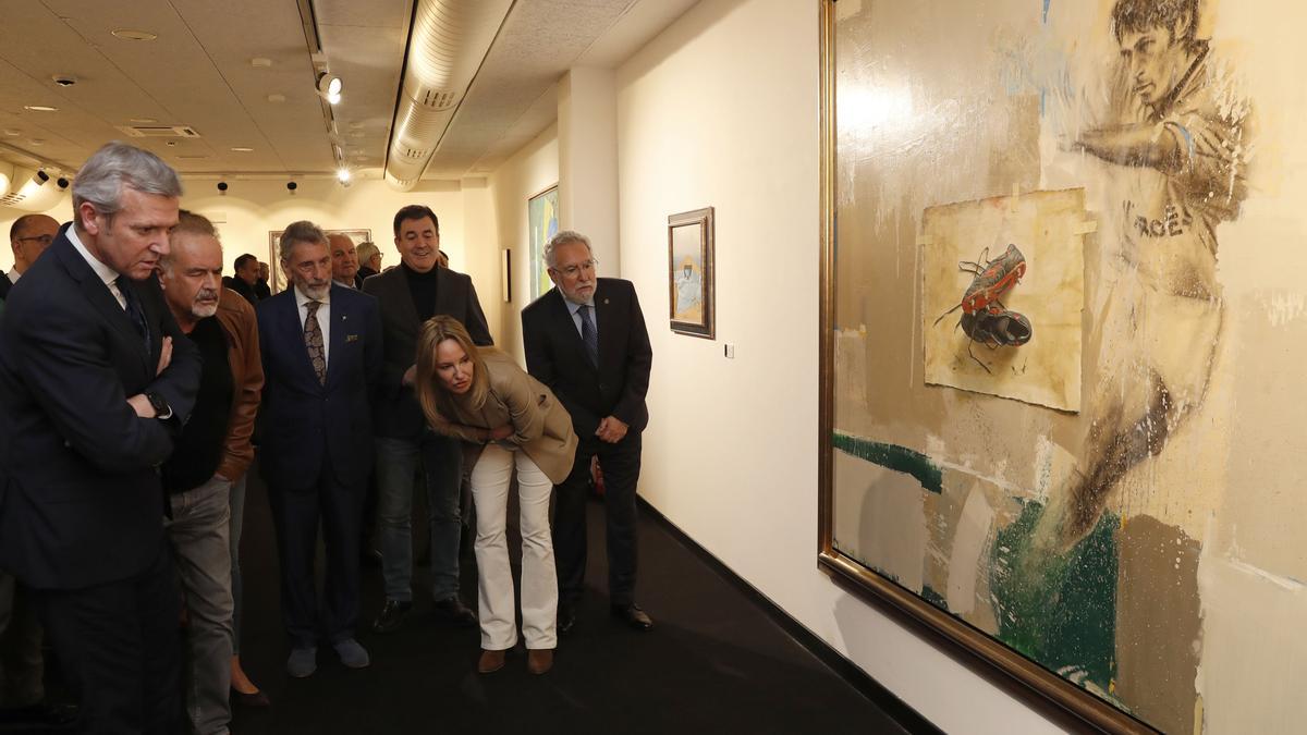 Un pequeño garbeo por ‘100 anos de Celta. Gol e Arte’. En la foto, los asistentes a la inauguración observan una obra recreando un gesto sobre el terreno de juego del 'Zar' Mostovoi.