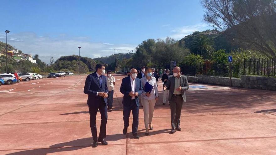 El presidente del Cabildo, Antonio Morales (2iz), visita el nuevo aparcamiento del Jardín Botánico Canario