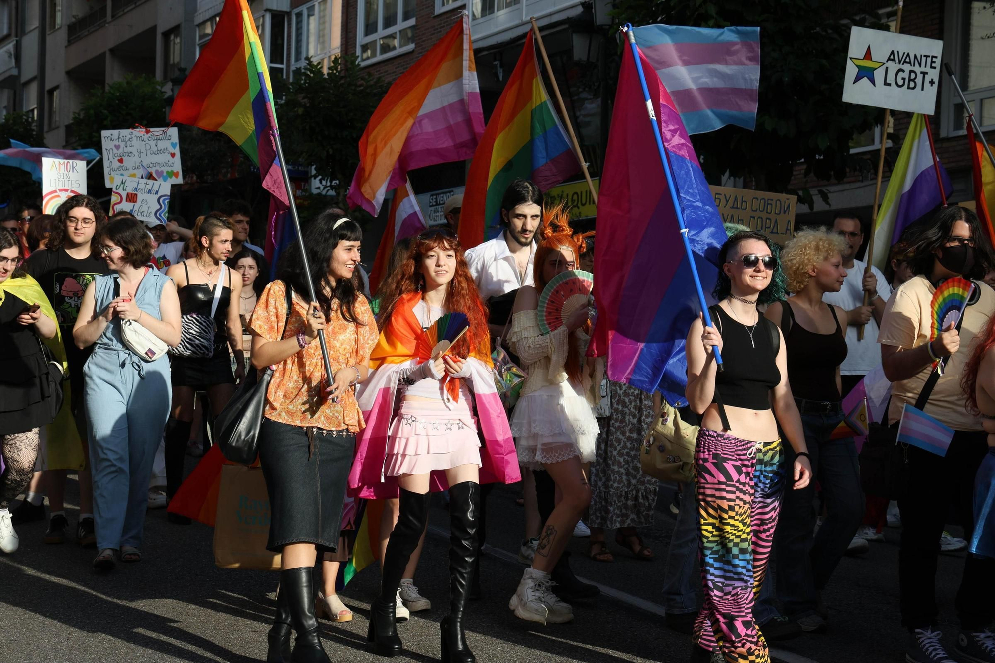 Una multitudinaria marcha celebra el Orgullo más colectivo en Vigo