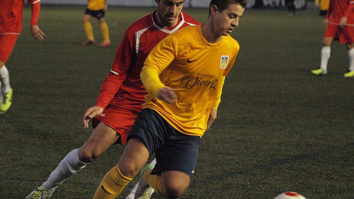 Una jugada del partido entre el Terrassa FC y la UE Castelldefels.