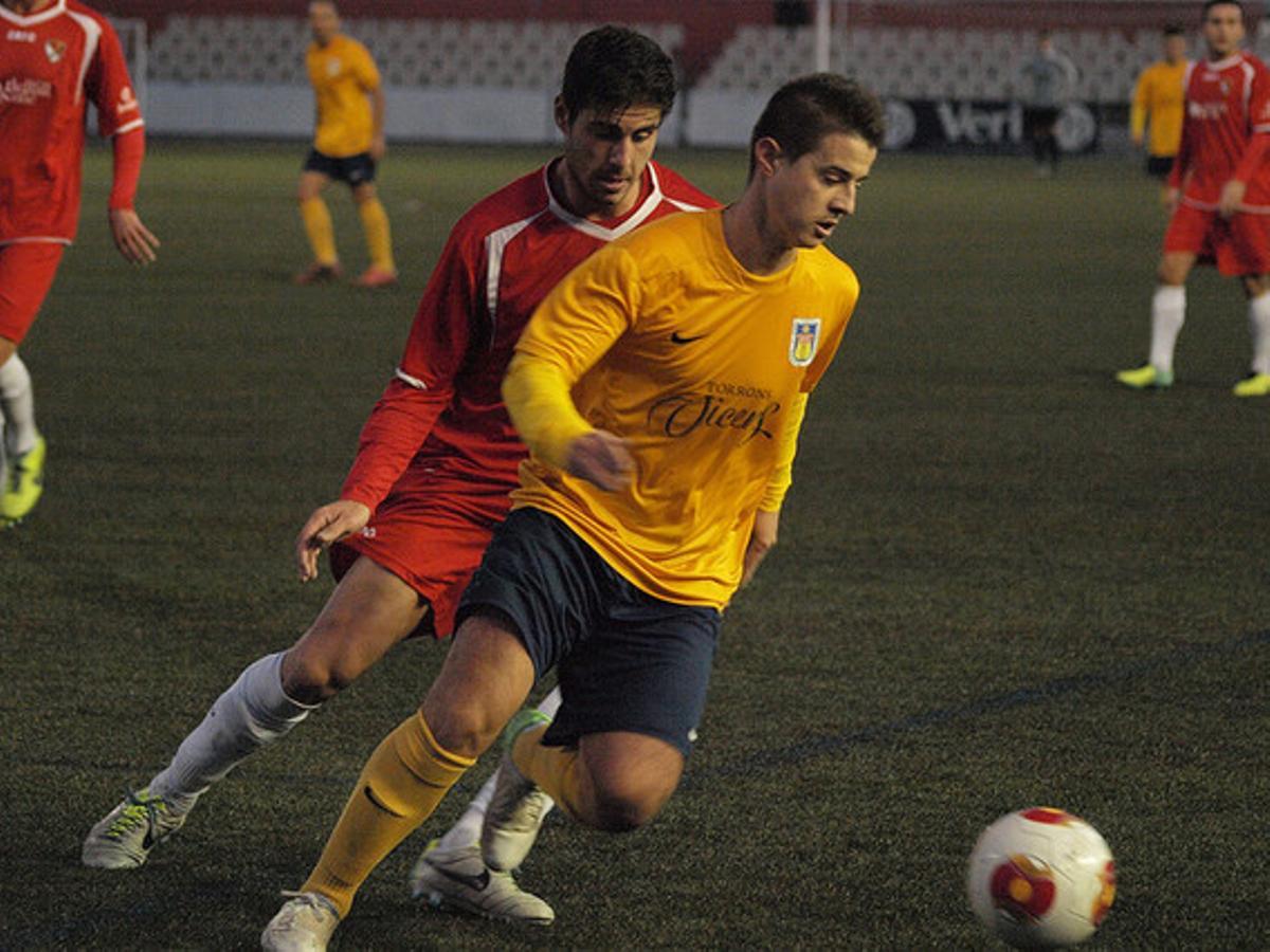 Una jugada del partido entre el Terrassa FC y la UE Castelldefels.