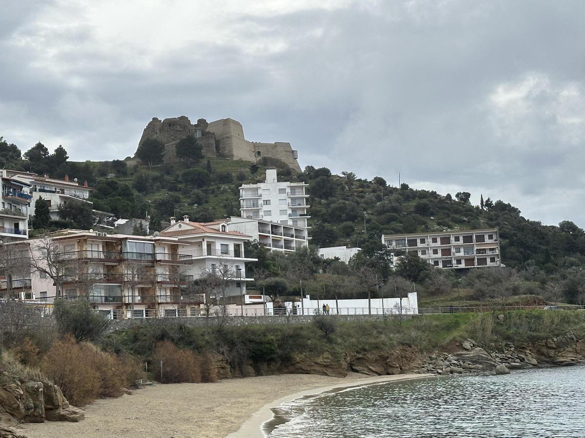 Fotografia general (punt de vista des del mar) del Castell de la Trinitat