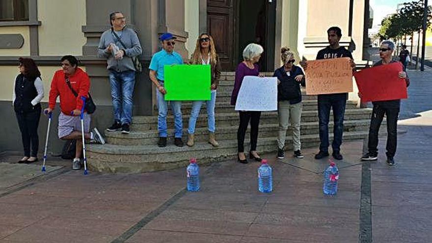 Un grupo de vecinos ante las puertas del Cabildo de Fuerteventura rechazando los continuos cortes de agua.