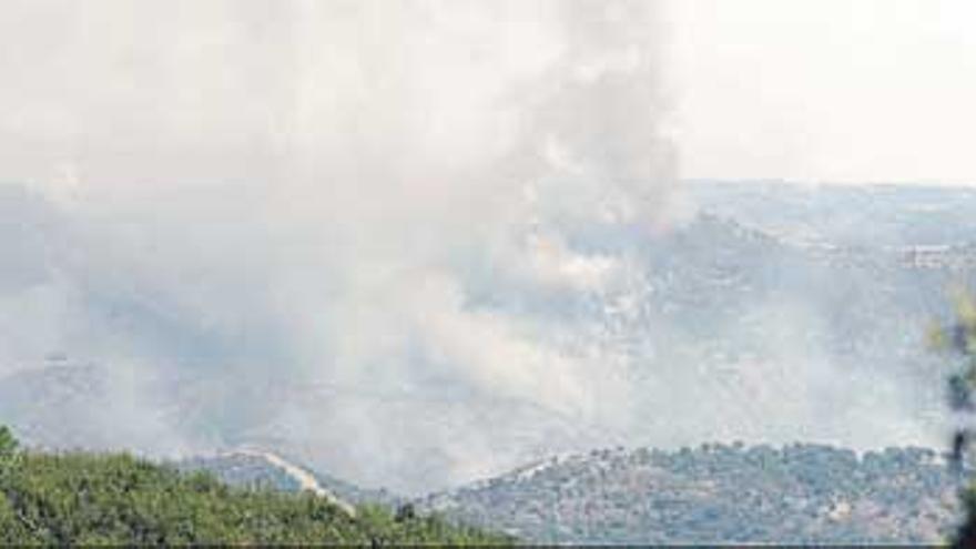 Un incendio del campo militar del Muriano, activo desde el viernes