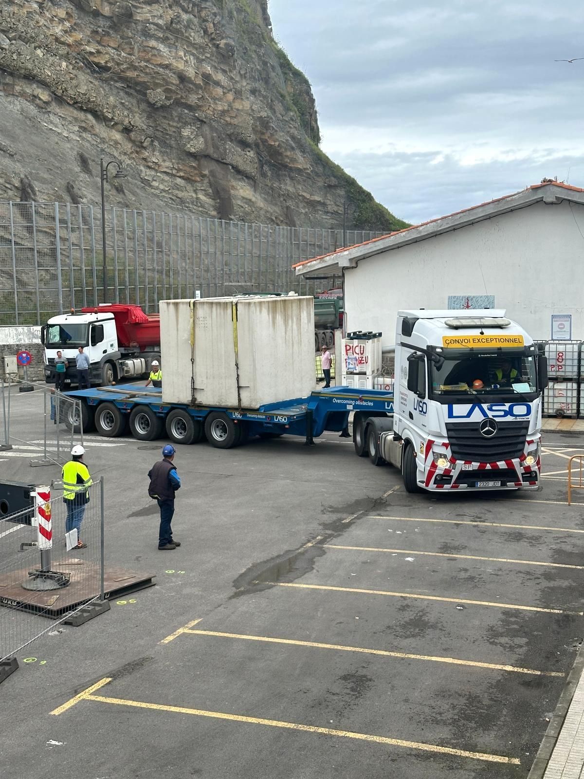 La llegada de uno de los bloques al puerto de Lastres.