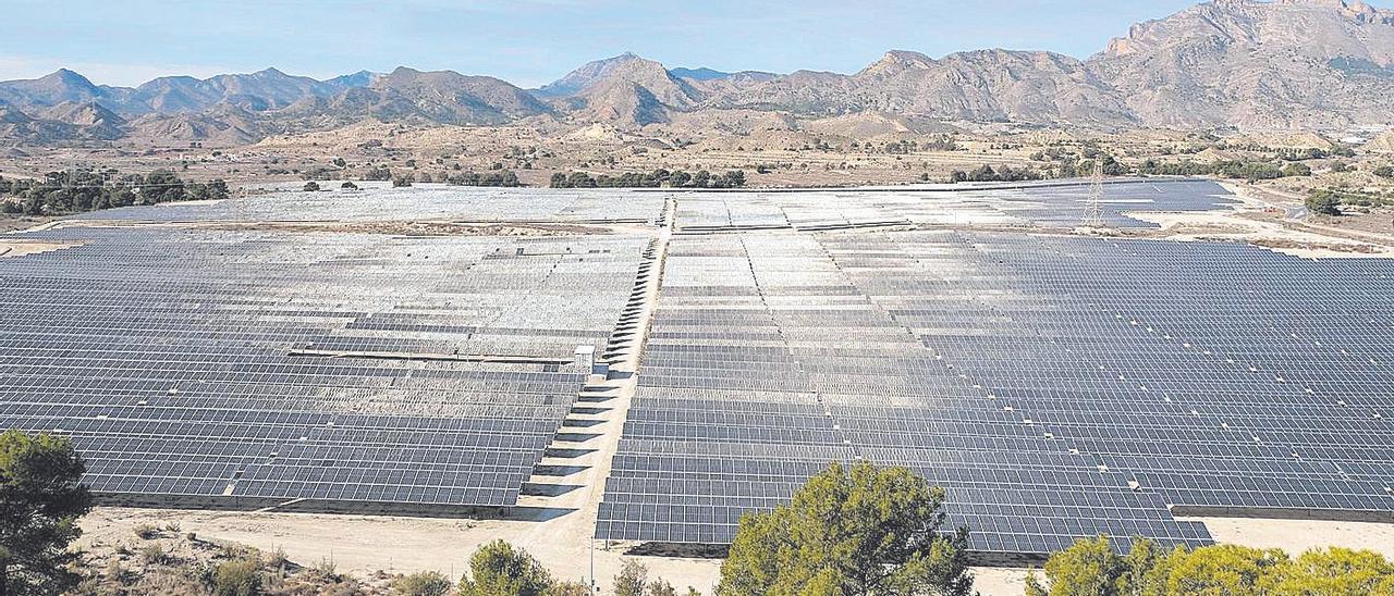 Planta fotovoltaica sobre un terreno árido en Xixona.