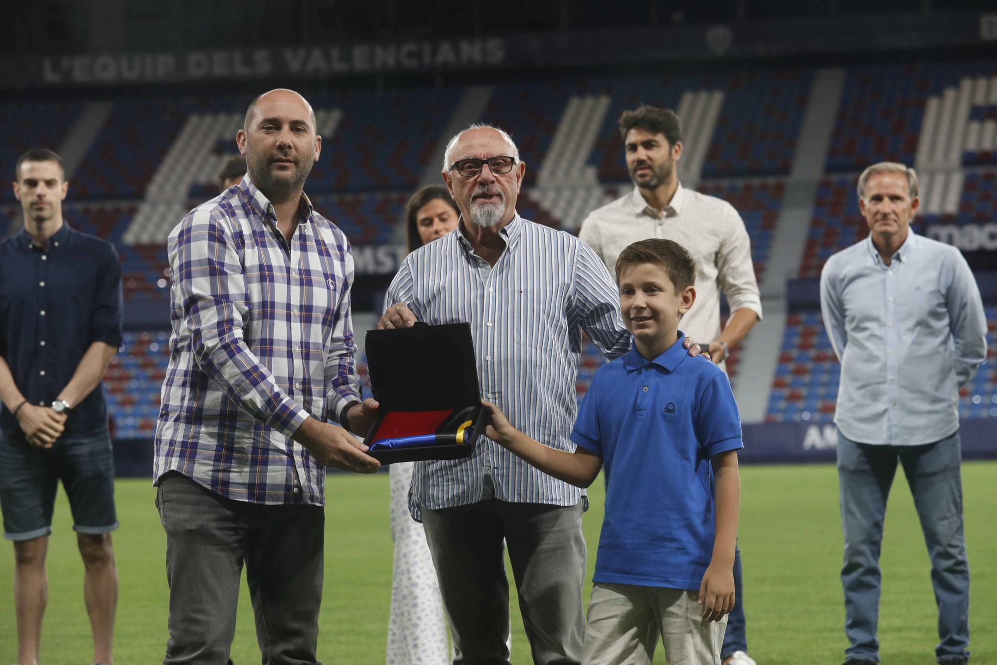 El Levante UD Iza la bandera con las peñas levantinistas