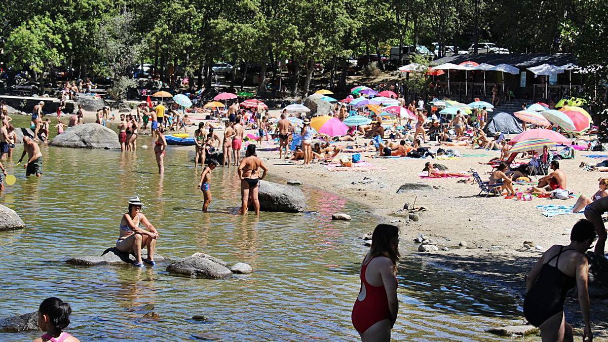 Una de las playas del Lago de Sanabria, llena de bañistas en la tarde de ayer. | Araceli Saavedra