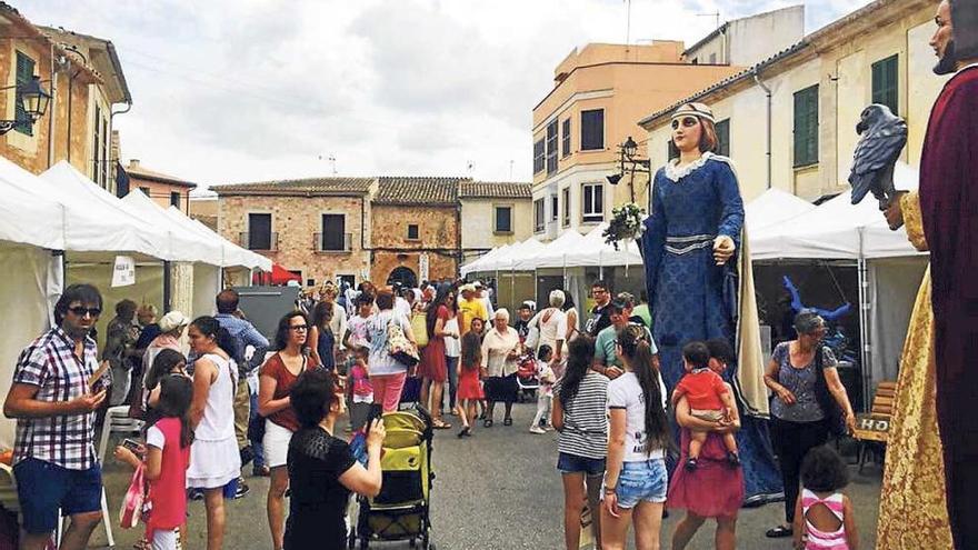 Animada feria de arte en la plaza Canal de Santanyí