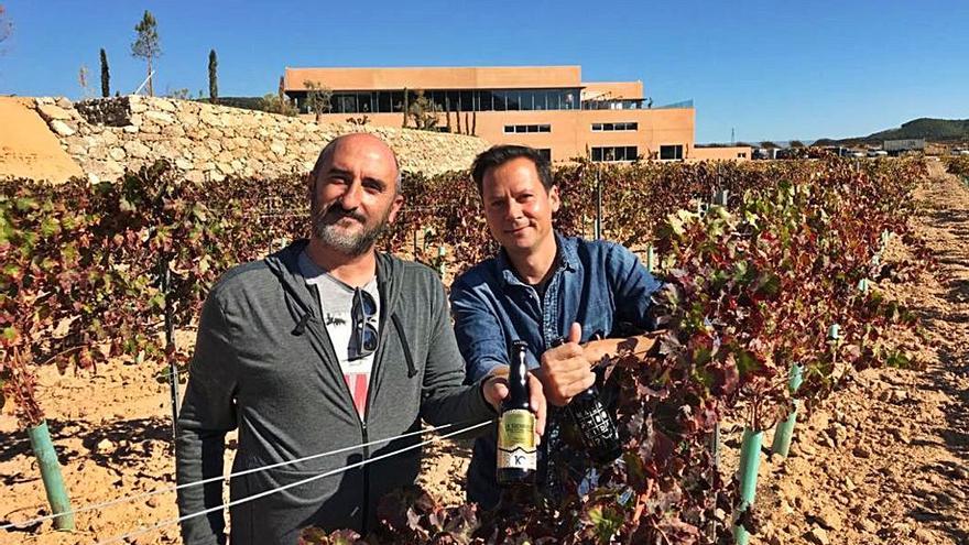 Rafa Suñer y Toni Arráez, en 
los viñedos que rodean la
bodega de este último.  urban