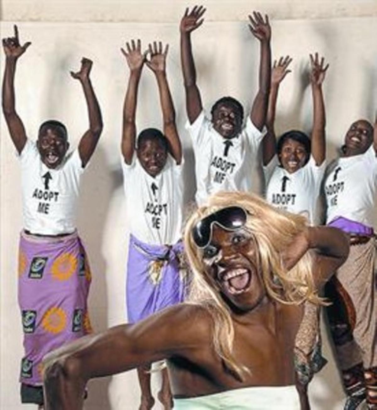 L’actor de Malawi Robert Magasa imita Madonna, en una escena de l’espectacle. L’actor de Malawi Robert Magasa imita Madonna, en una escena de l’espectacle.