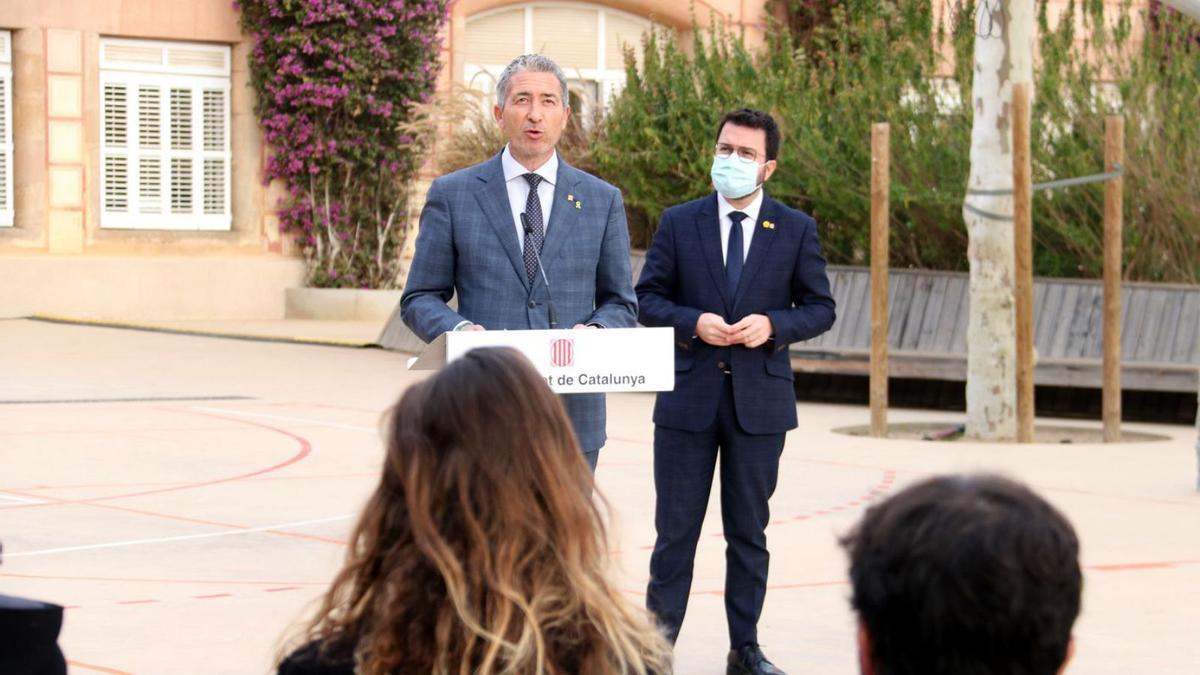 Josep Gonzàlez-Cambray i Pere Aragonès al pati de l’escola Baldiri Reixac de Barcelona | ACN