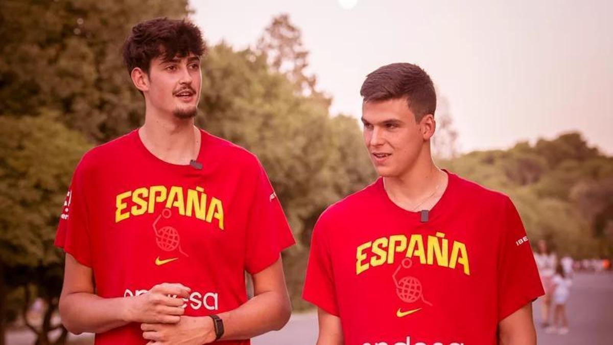 Aday Mara y Jaime Pradilla pasean por el parque Grande durante su concentración en Zaragoza.