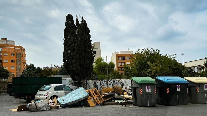 Emaya limpia a fondo una zona de Son Gotleu donde se habían acumulado todo tipo de basuras y residuos