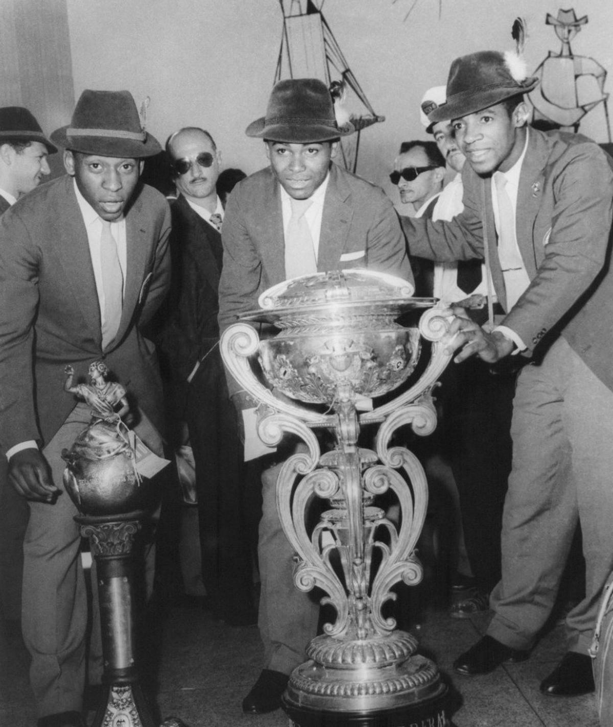 Pelé, a la izquierda, y el Teresa Herrera, en el centro. |  // SANTOS FC