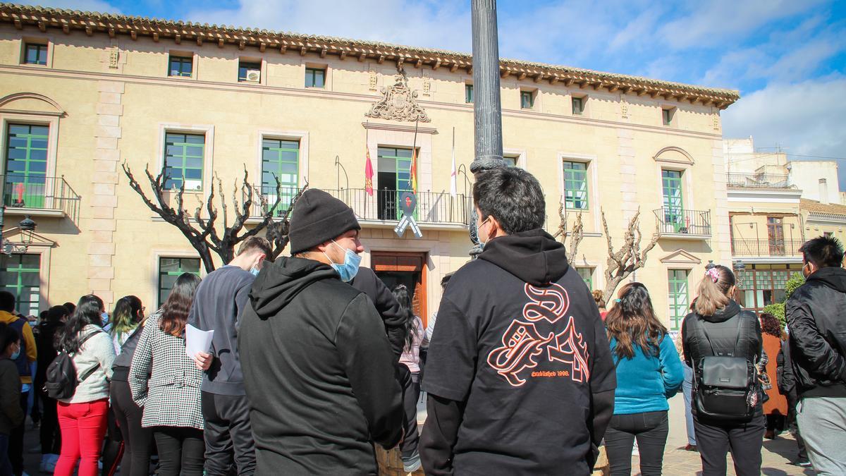 Dolor e incredulidad en la concentración en Totana.