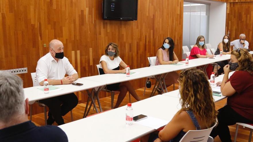 Susana Díaz se reúne con los padres afectados por el cierre de líneas educativas en Córdoba