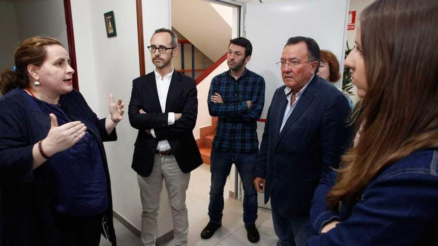 Por la izquierda, Cristina Avella, Manuel Blanco y Pedro Morán, en la visita de ayer al Albergue.