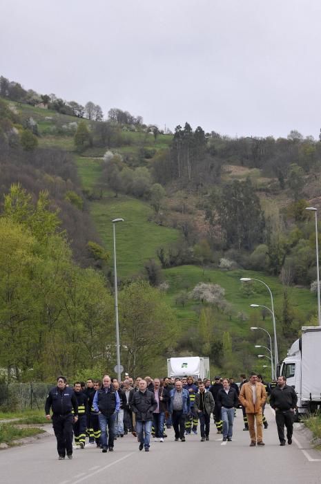 Los trabajadores de Thyssenkrupp en Mieres cortan la carretera