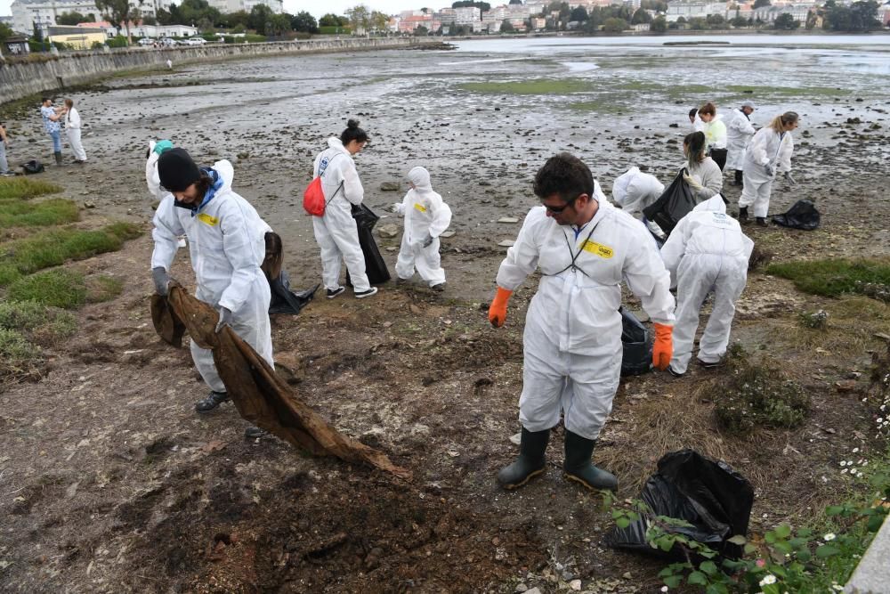 Gran limpieza de la ría de O Burgo