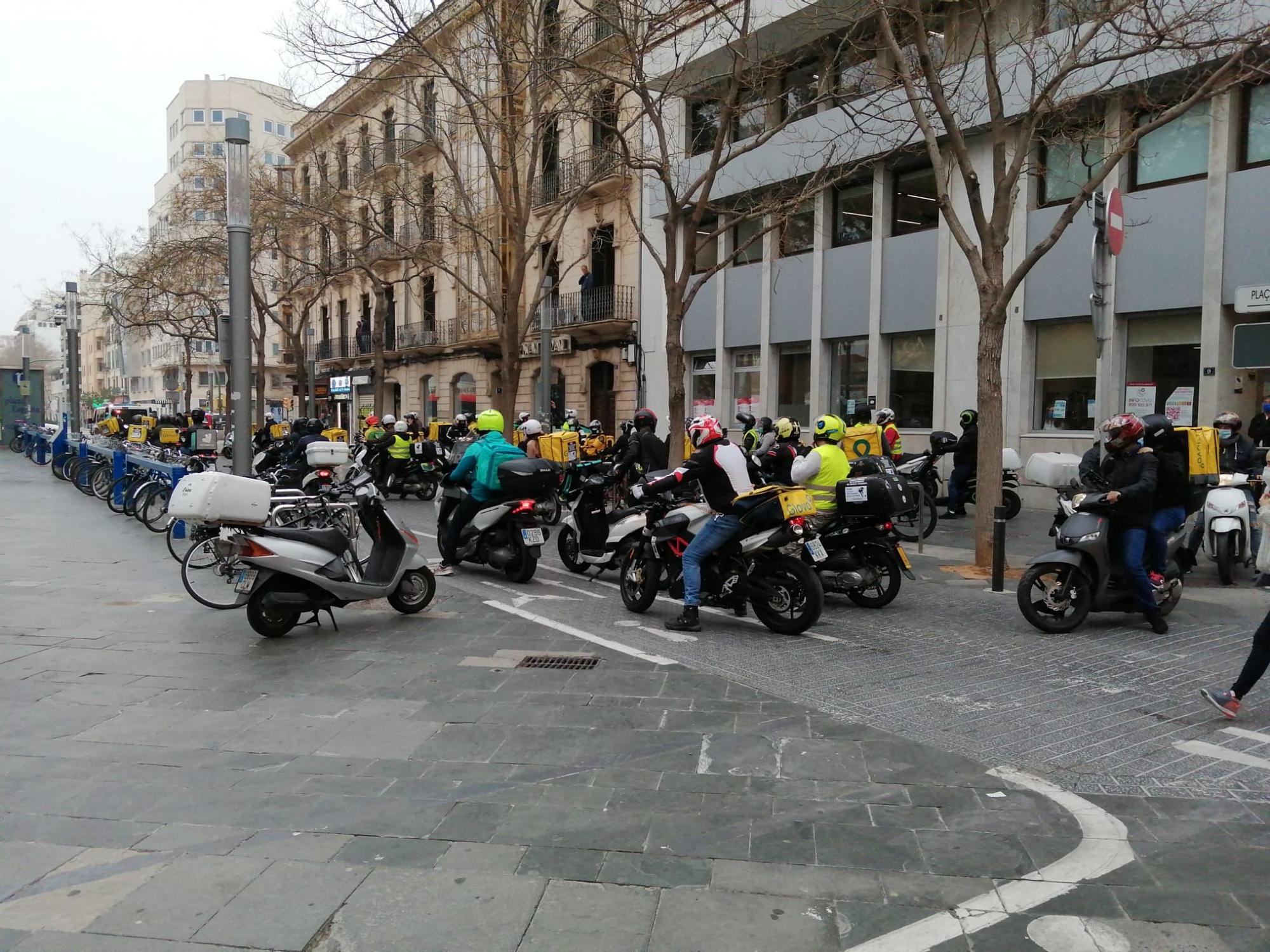 Un centenar de 'riders'  se manifiestan en Palma