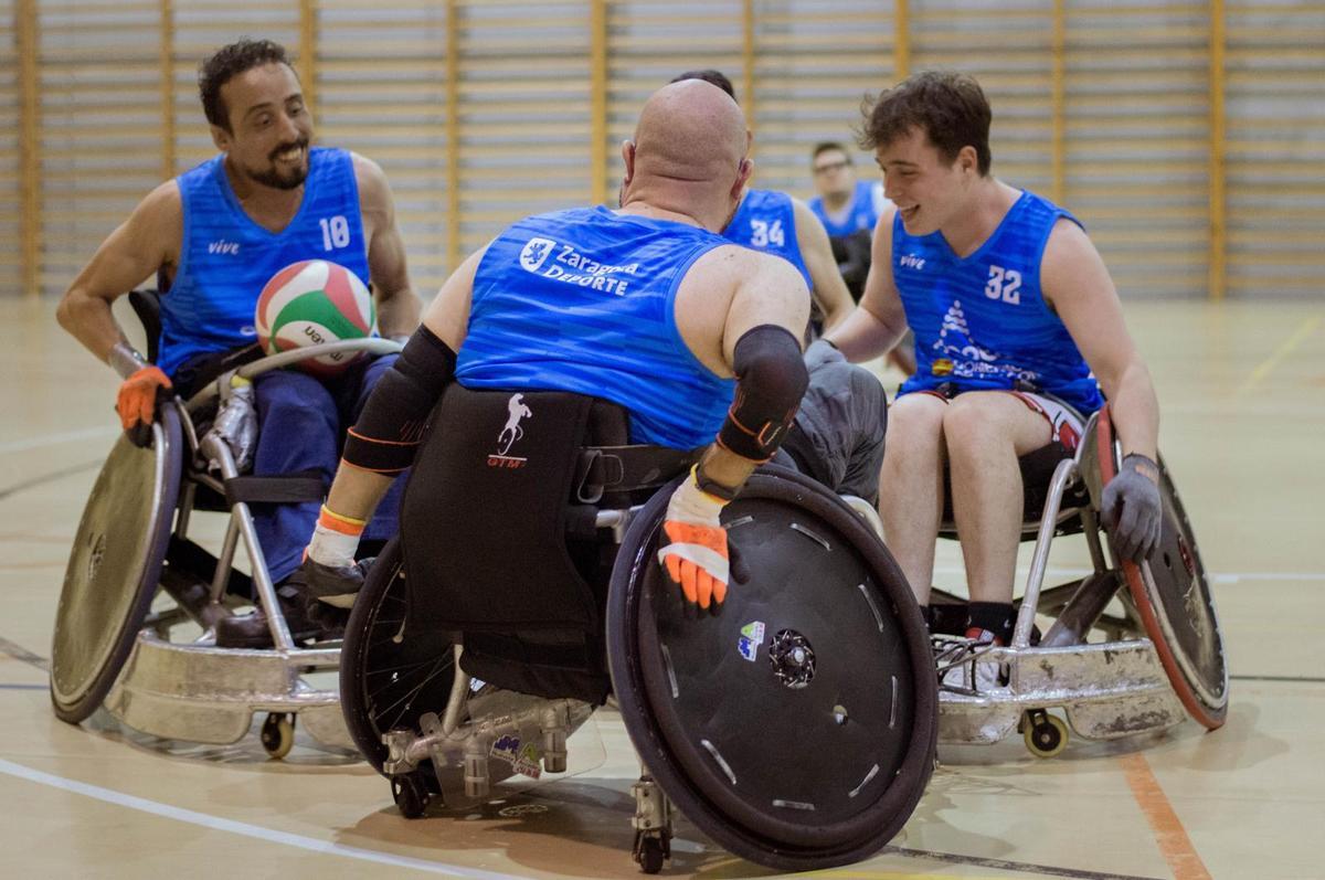Cuatro jugadores del Adapta Zaragoza hacen un corro en un entrenamiento