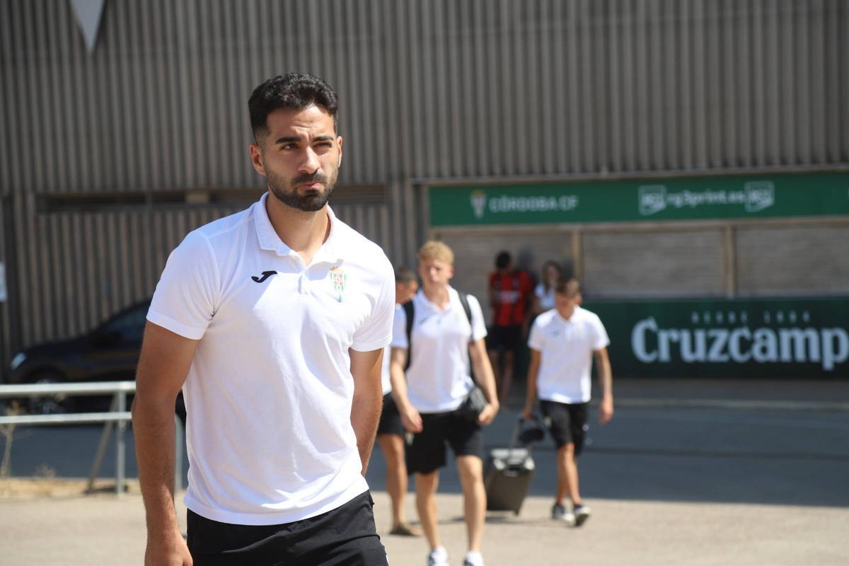 Rubén Alves, llevando su equipaje en un desplazamiento con el Córdoba CF.