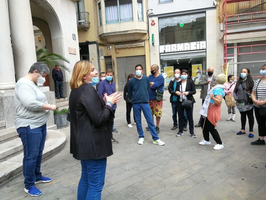 Concentració dels marxants del mercat de la roba